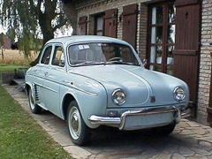 Компактная и доступная машинка Dauphine Alfa Romeo со слабеньким моторчиком разработана совместно с Renault и выпущена на дороги общего пользования в 1959 году.