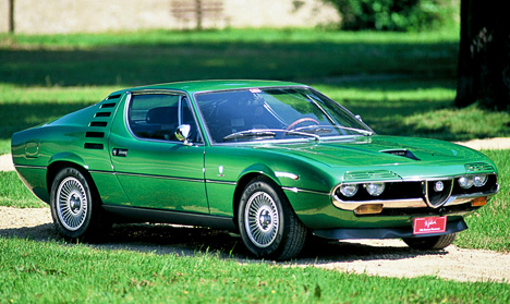 Интересная модель Alfa Romeo Montreal показалась на публике во время автосалона в Монреале в 1967 году. Под капотом купе располагался 2,6-литровый мотор V8.