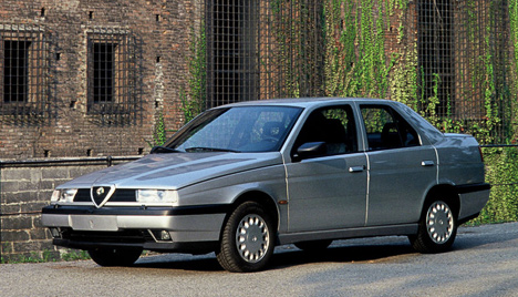 Alfa Romeo 155 — автомобиль новой эпохи для итальянцев. Высокий уровень комфорта при потрясающих драйверских качествах помогли собрать многочисленную армию поклонников. Производство автомобиля закончилось лишь в 1998 году.