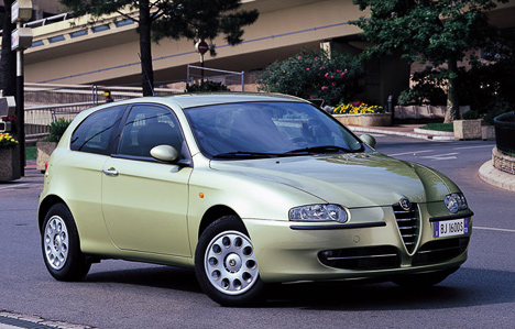 Alfa Romeo 147 не зря считают самой спортивной моделью гольф-класса. Отличную динамику и внешний вид портили лишь разговоры о качестве автомобилей марки Alfa Romeo. Но это не помешало ей завоевать титул «Автомобиль года-2001».