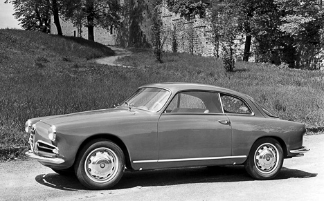 Alfa Romeo Giulietta Sprint 1954 года, несмотря на достаточно высокий уровень комфорта, не был лишён спортивного азарта в управлении и динамике.
