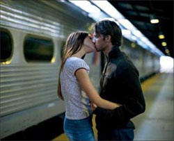 Франция и Великобритания. В этих странах запрещено целоваться на железнодорожных вокзалах